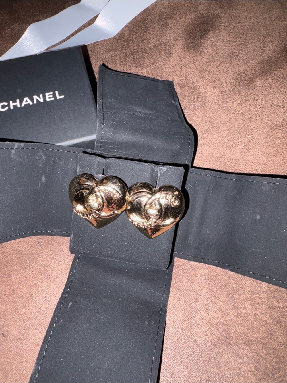 Chanel 22B Gold Large Heart Turnlock CC Logo
Large size - Picture 1 of 6